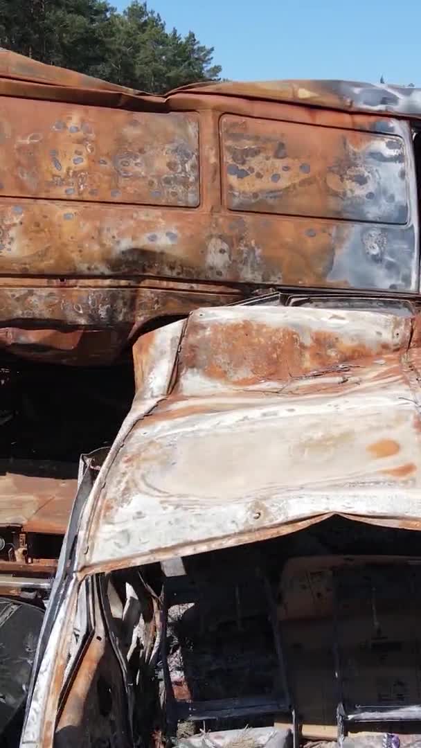 乌克兰伊尔潘市被毁汽车的垂直录像 — 图库视频影像