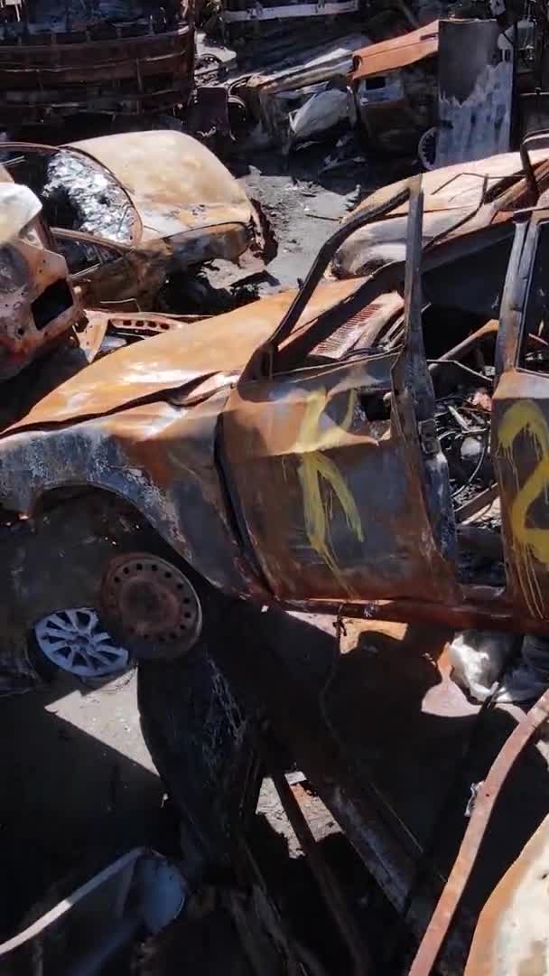 Irpin Ukrayna Daki Harap Olmuş Arabaların Dikey Videosu — Stok video