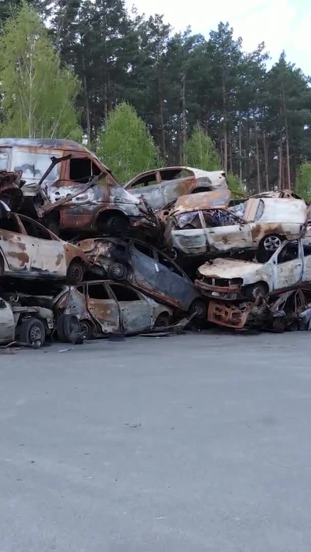 Vertikales Video Zerstörter Autos Der Stadt Irpin Ukraine — Stockvideo