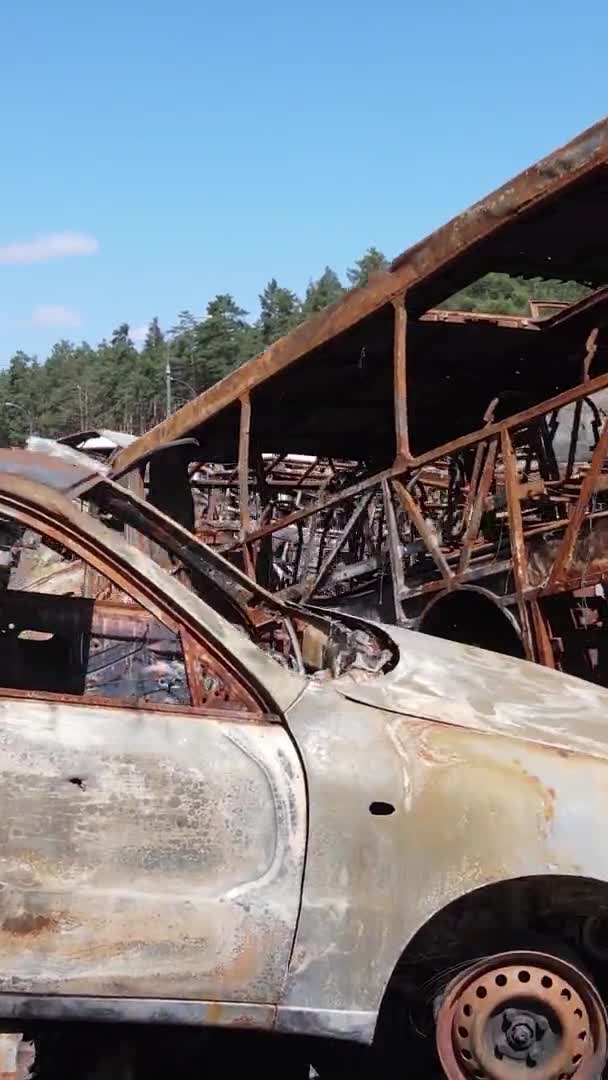 Вертикальне Відео Знищених Автомобілів Місті Ірпін Україна — стокове відео