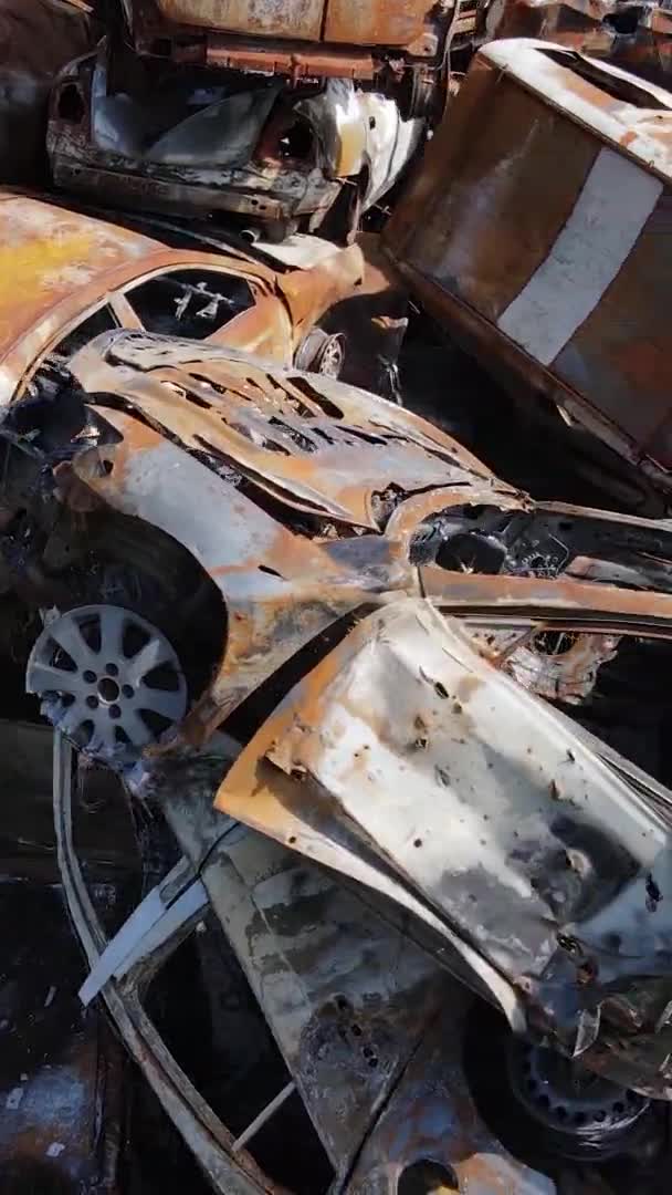 Vertikales Video Zerstörter Autos Der Stadt Irpin Ukraine — Stockvideo