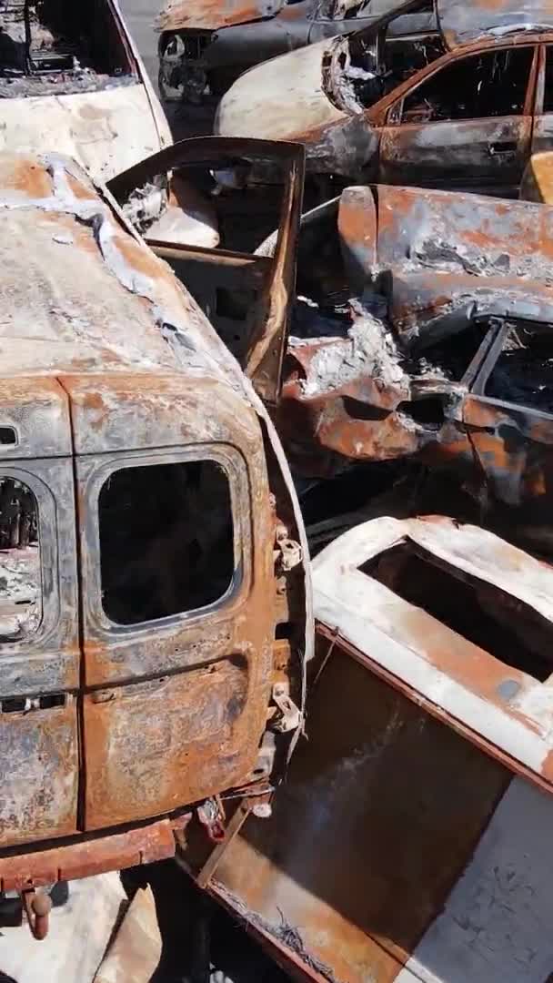 Vertikal Video Förstörda Bilar Staden Irpin Ukraina — Stockvideo
