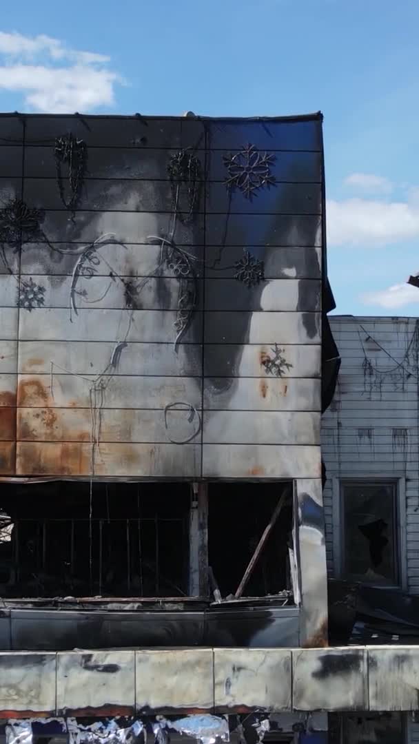 Verticale Video Van Een Verwoest Gebouw Van Een Winkelcentrum Bucha — Stockvideo