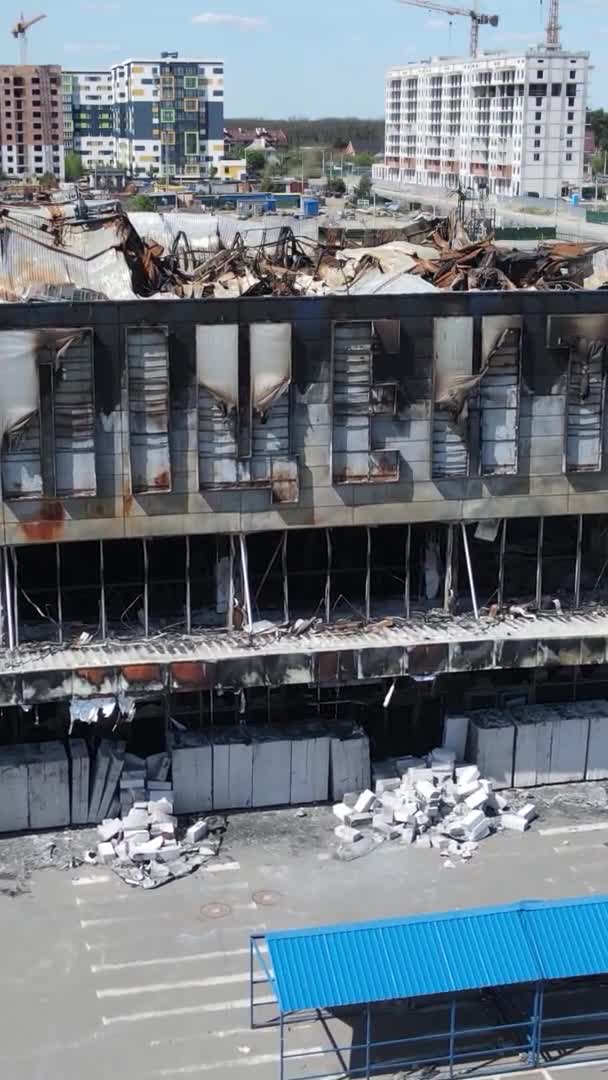 Vídeo Vertical Edifício Destruído Centro Comercial Bucha Ucrânia — Vídeo de Stock