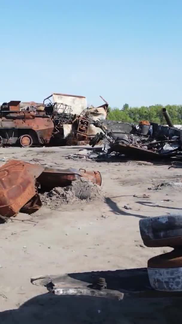 Vídeo Vertical Hardware Militar Destruído Bucha Ucrânia — Vídeo de Stock