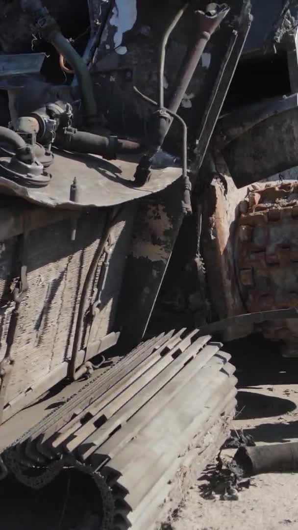 Verticale Video Van Een Vernielde Militaire Hardware Bucha Oekraïne — Stockvideo
