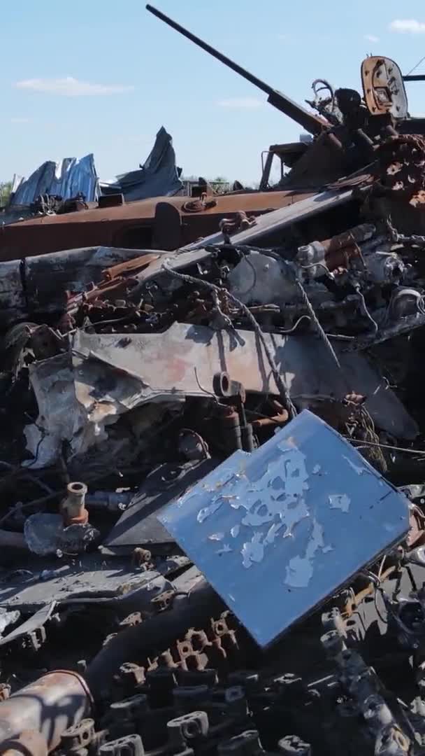 Vertikales Video Einer Zerstörten Militärischen Hardware Bucha Ukraine — Stockvideo