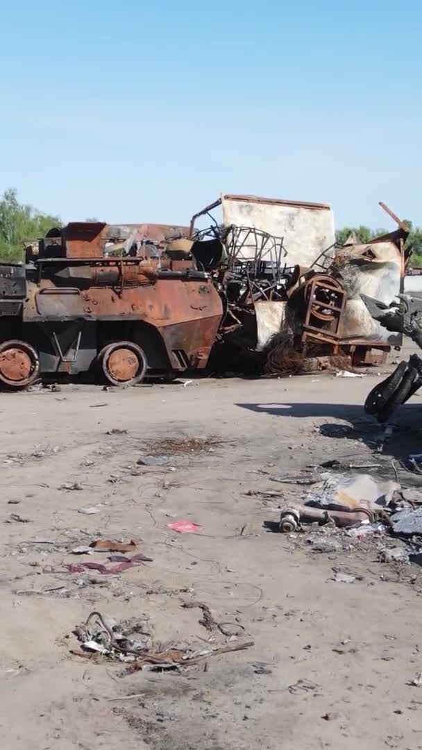 Vídeo Vertical Hardware Militar Destruído Bucha Ucrânia — Vídeo de Stock