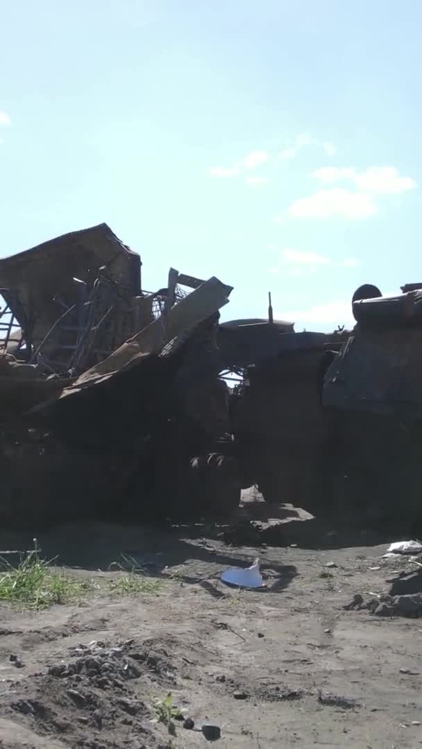 Vídeo Vertical Equipo Militar Destruido Bucha Ucrania — Vídeos de Stock