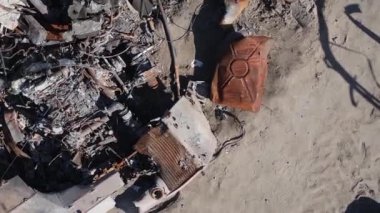 Bucha, Ukrayna 'daki yok edilmiş askeri donanımın dikey videosu