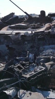 Bucha, Ukrayna 'daki yok edilmiş askeri donanımın dikey videosu