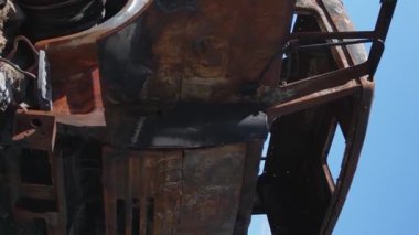 Bucha, Ukrayna 'daki yok edilmiş askeri donanımın dikey videosu