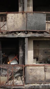 Ukrayna, Kyiv 'de yanmış ve yıkılmış bir evin dikey videosu