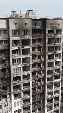 Ukrayna, Kyiv 'de yanmış ve yıkılmış bir evin dikey videosu