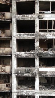 Ukrayna, Kyiv 'de yanmış ve yıkılmış bir evin dikey videosu