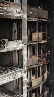 Ukrayna, Kyiv 'de yanmış ve yıkılmış bir evin dikey videosu