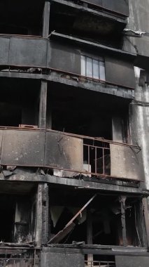 Ukrayna, Kyiv 'de yanmış ve yıkılmış bir evin dikey videosu