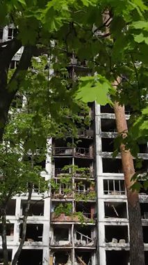 Ukrayna, Kyiv 'de yanmış ve yıkılmış bir evin dikey videosu