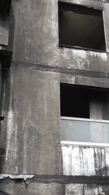 Ukrayna, Kyiv 'de yanmış ve yıkılmış bir evin dikey videosu