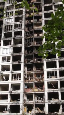 Ukrayna, Kyiv 'de yanmış ve yıkılmış bir evin dikey videosu