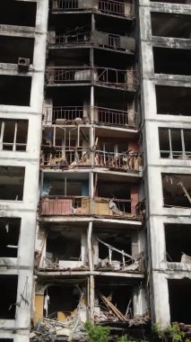 Ukrayna, Kyiv 'de yanmış ve yıkılmış bir evin dikey videosu