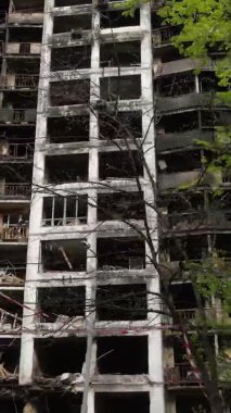 Ukrayna, Kyiv 'de yanmış ve yıkılmış bir evin dikey videosu