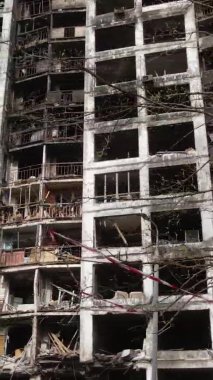 Ukrayna, Kyiv 'de yanmış ve yıkılmış bir evin dikey videosu