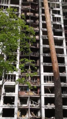 Ukrayna, Kyiv 'de yanmış ve yıkılmış bir evin dikey videosu