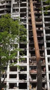 Ukrayna, Kyiv 'de yanmış ve yıkılmış bir evin dikey videosu