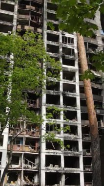 Ukrayna, Kyiv 'de yanmış ve yıkılmış bir evin dikey videosu