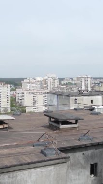 Ukrayna, Kyiv 'de yanmış ve yıkılmış bir evin dikey videosu