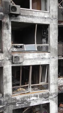 Ukrayna, Kyiv 'de yanmış ve yıkılmış bir evin dikey videosu