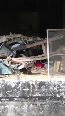 Ukrayna, Kyiv 'de yanmış ve yıkılmış bir evin dikey videosu