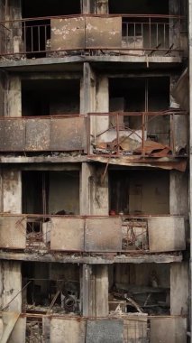 Ukrayna, Kyiv 'de yanmış ve yıkılmış bir evin dikey videosu