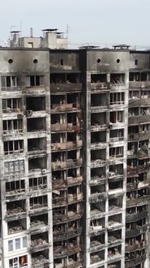 Ukrayna, Kyiv 'de yanmış ve yıkılmış bir evin dikey videosu