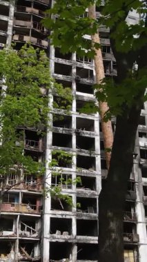 Ukrayna, Kyiv 'de yanmış ve yıkılmış bir evin dikey videosu