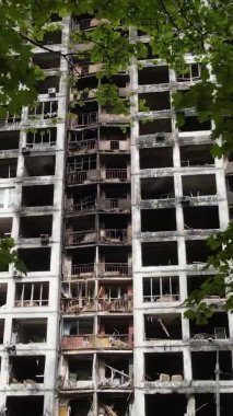 Ukrayna, Kyiv 'de yanmış ve yıkılmış bir evin dikey videosu