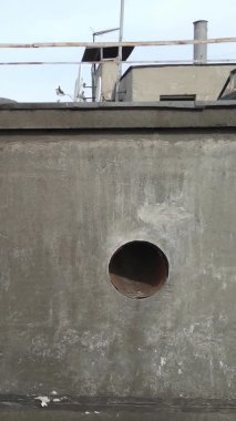 Ukrayna, Kyiv 'de yanmış ve yıkılmış bir evin dikey videosu