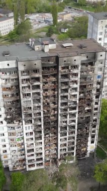 Ukrayna, Kyiv 'de yanmış ve yıkılmış bir evin dikey videosu