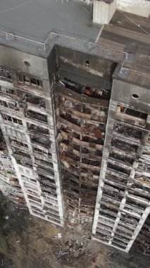 Ukrayna, Kyiv 'de yanmış ve yıkılmış bir evin dikey videosu