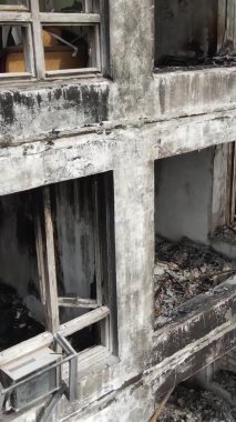 Ukrayna, Kyiv 'de yanmış ve yıkılmış bir evin dikey videosu