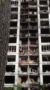 Ukrayna, Kyiv 'de yanmış ve yıkılmış bir evin dikey videosu