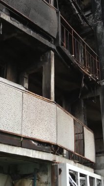 Ukrayna, Kyiv 'de yanmış ve yıkılmış bir evin dikey videosu