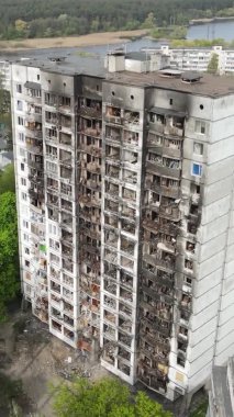 Ukrayna, Kyiv 'de yanmış ve yıkılmış bir evin dikey videosu