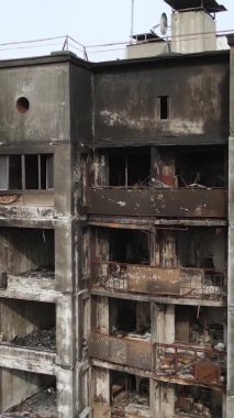 Ukrayna, Kyiv 'de yanmış ve yıkılmış bir evin dikey videosu