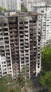Ukrayna, Kyiv 'de yanmış ve yıkılmış bir evin dikey videosu