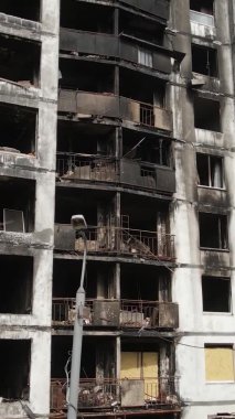 Ukrayna, Kyiv 'de yanmış ve yıkılmış bir evin dikey videosu