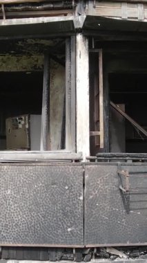 Ukrayna, Kyiv 'de yanmış ve yıkılmış bir evin dikey videosu