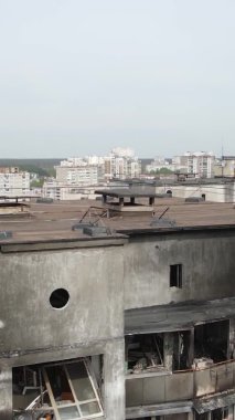 Ukrayna, Kyiv 'de yanmış ve yıkılmış bir evin dikey videosu
