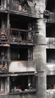 Ukrayna, Kyiv 'de yanmış ve yıkılmış bir evin dikey videosu